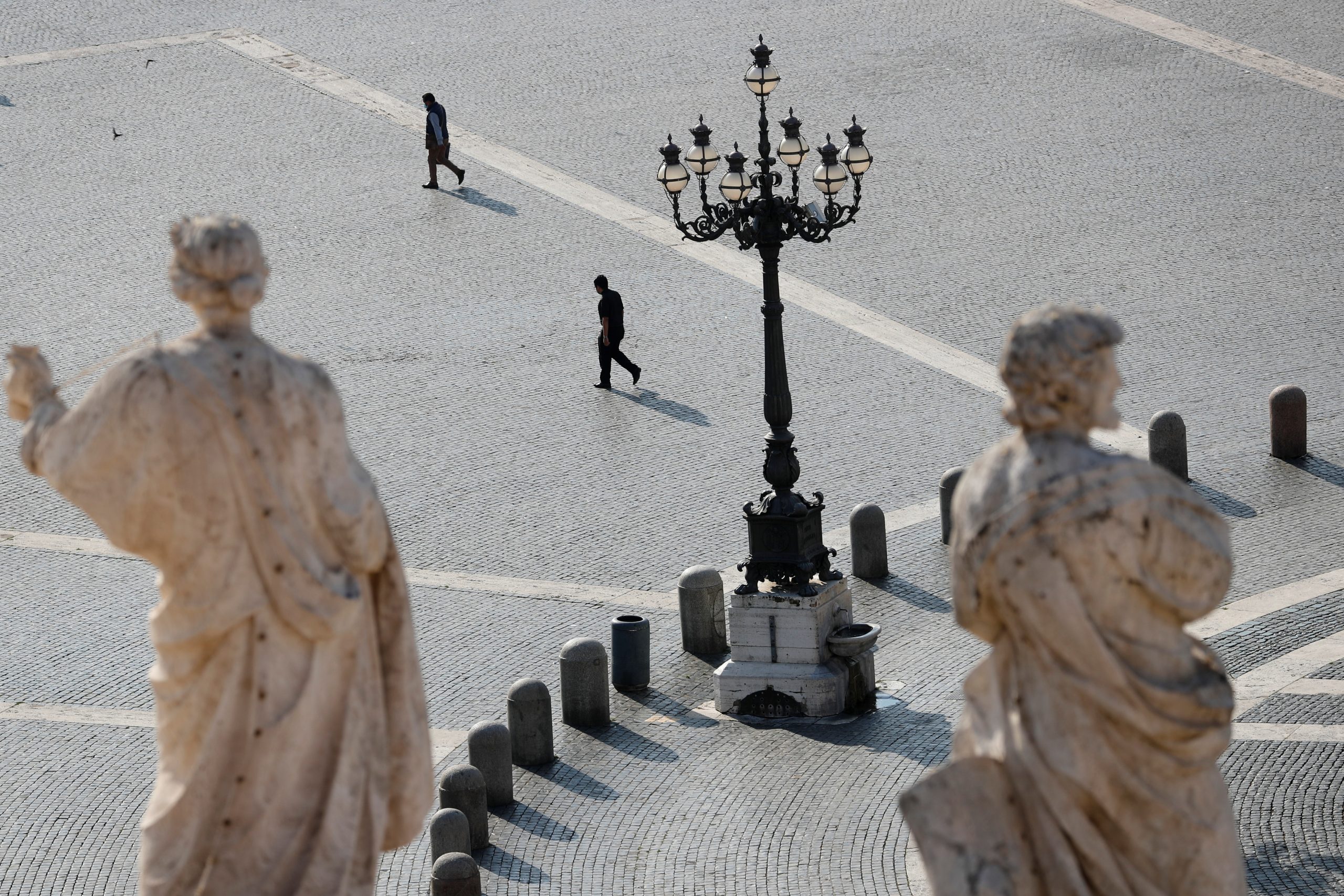 El Vaticano llama a juicio a un cardenal acusado ​​de delitos financieros